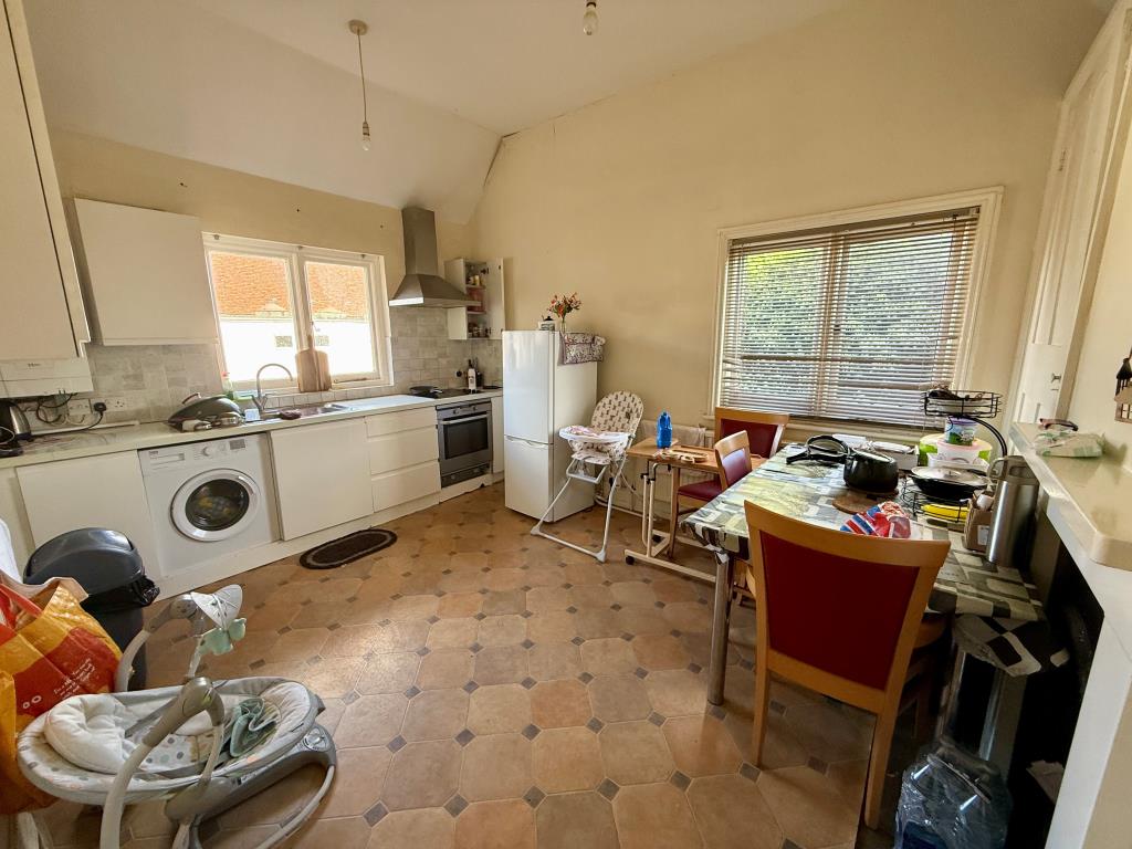Lot: 43 - MIXED COMMERCIAL AND RESIDENTIAL INVESTMENT - Flat two kitchen/dining room
